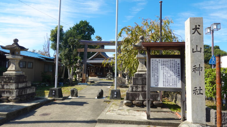 鳥居から拝殿までの距離は近い