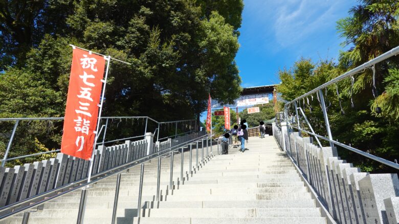 階段を上った先に拝殿がある