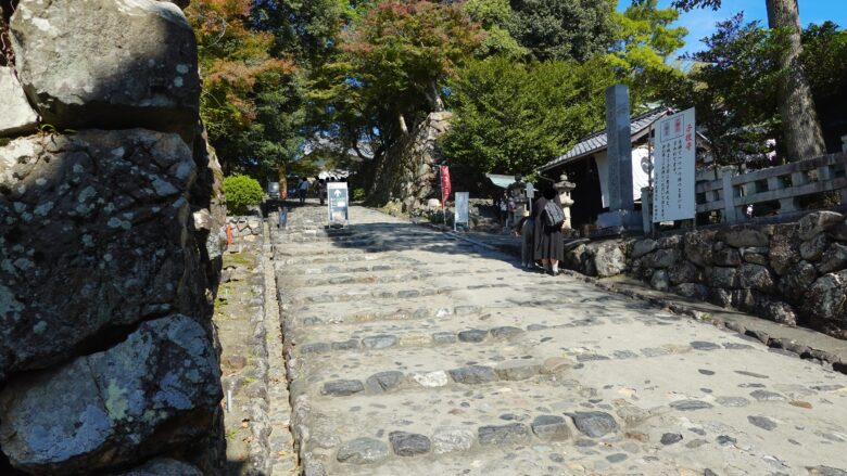 大手道は緩やかな坂道が続く