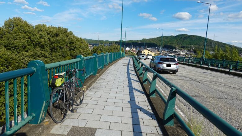 青柳大橋を渡る