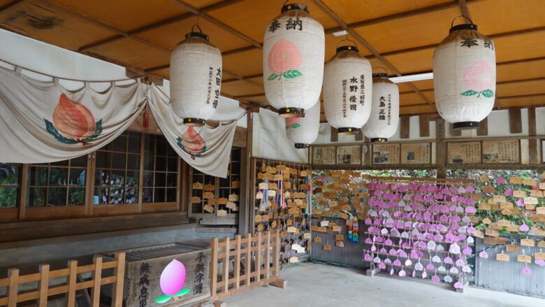 拝殿には桃の絵柄多し