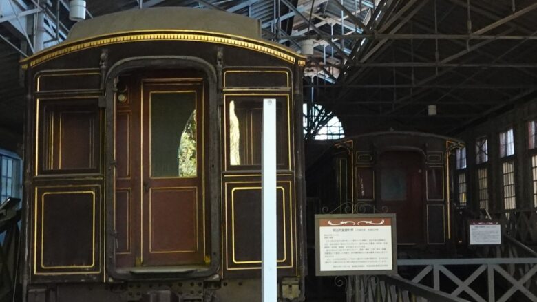 明治天皇御料車(左)、昭憲皇太后御料車(右)