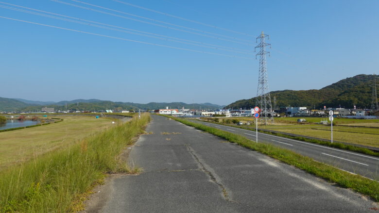 土手をゆっくりと走る