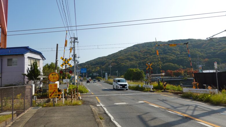長船町の風景、飯井宿線にある踏切奥には備前長船刀剣博物館の案内板が見える