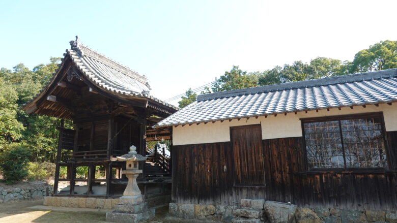 本殿を横から見る