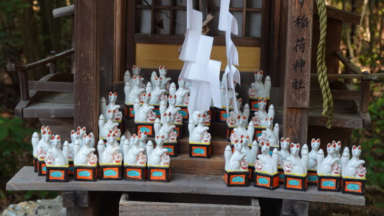 稲荷神社には狐の置物（神狐）がいっぱい