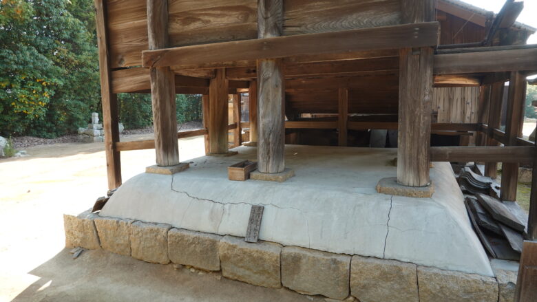 本殿下はコンクリートで塞がれている