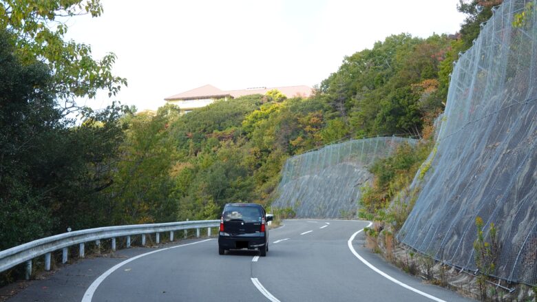 あっ、頂上に建物が見えてきた