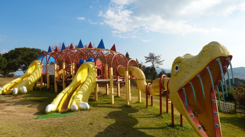 大きな恐竜型遊具がある、愛称は「遊多（ゆうた）くん」