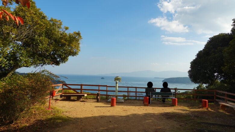 ベンチに座って景色を楽しもう