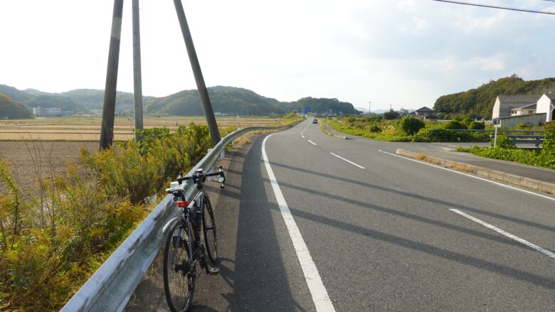 自転車でサイクリングを楽しむ
