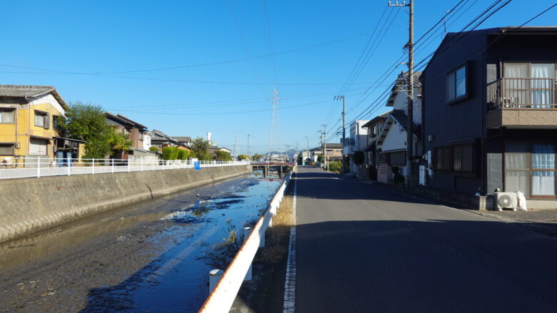 横津川沿いを走る