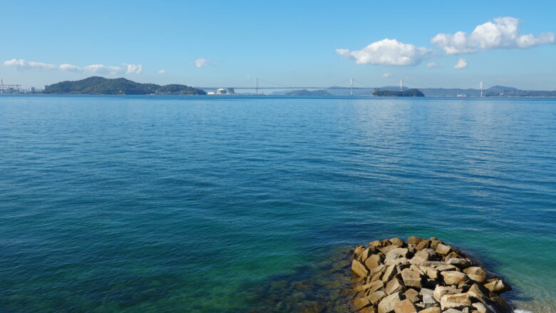 遠くには、瀬戸大橋が見える