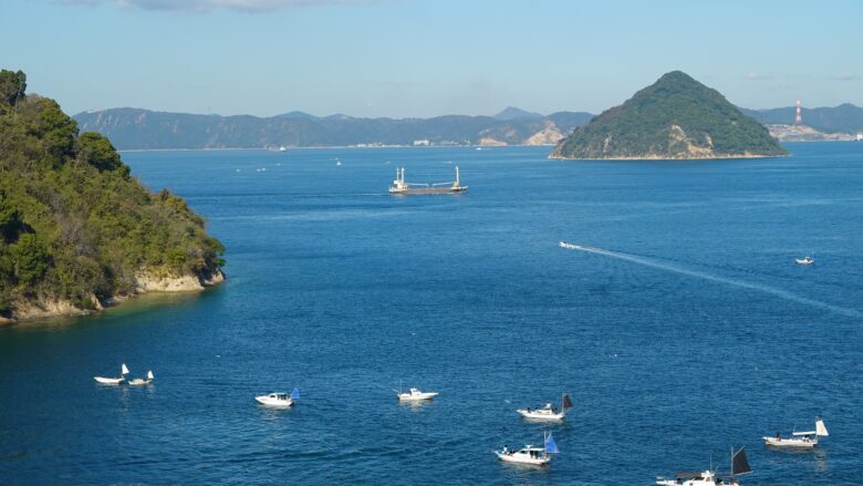 大槌島と小槌島の周辺を船が往来する