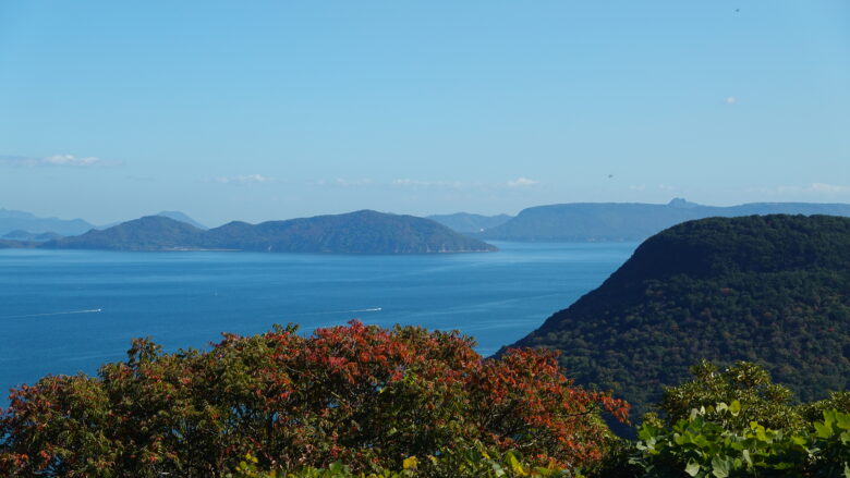 屋島が見えるぞ、平べったい山頂が特徴的