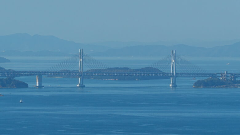 カメラのズーム機能を使えば、遠くに見える瀬戸大橋もクッキリ