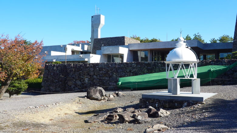 白灯台の灯ろう（高さ3.8m）