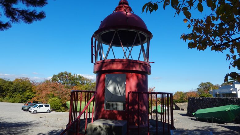 赤灯台の灯ろう（高さ5.6m）