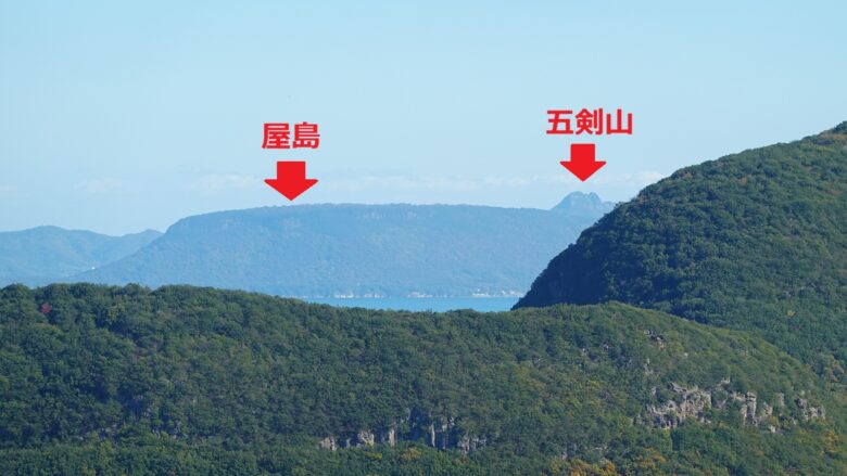 カメラをズームして屋島と五剣山を撮影