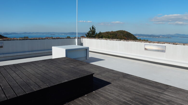 屋上展望台、広々としており中央には休憩スペースがある