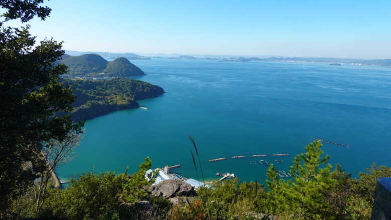 遠くには瀬戸大橋が見える