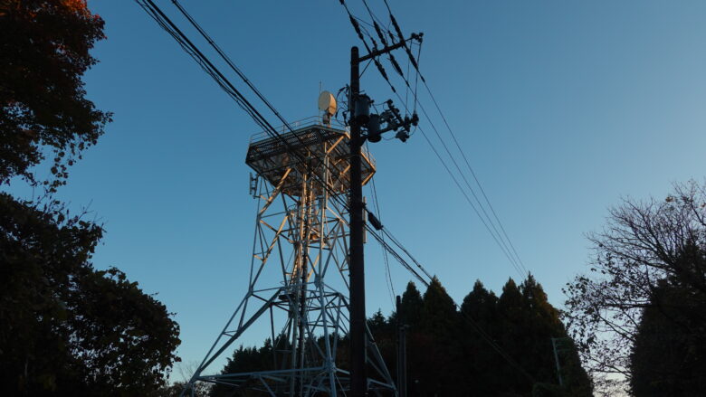 オレンジ色に照らされた電波塔がいい感じ