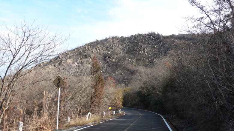 巨石だらけの山の景観にビックリ