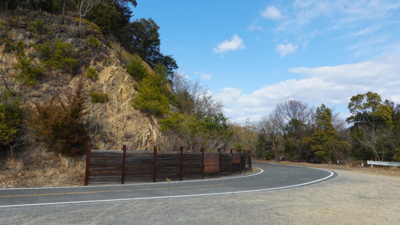 急カーブを越えると、しばらく下りになる