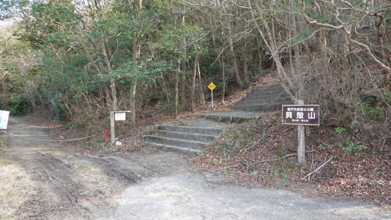 山頂へ向かう階段