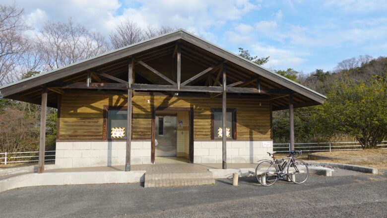 貝殻山駐車場のトイレ前