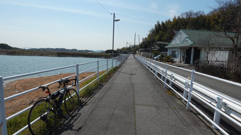 大池前を通る