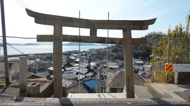 鳥居越しに見渡せる下津井の町並みがいい感じ