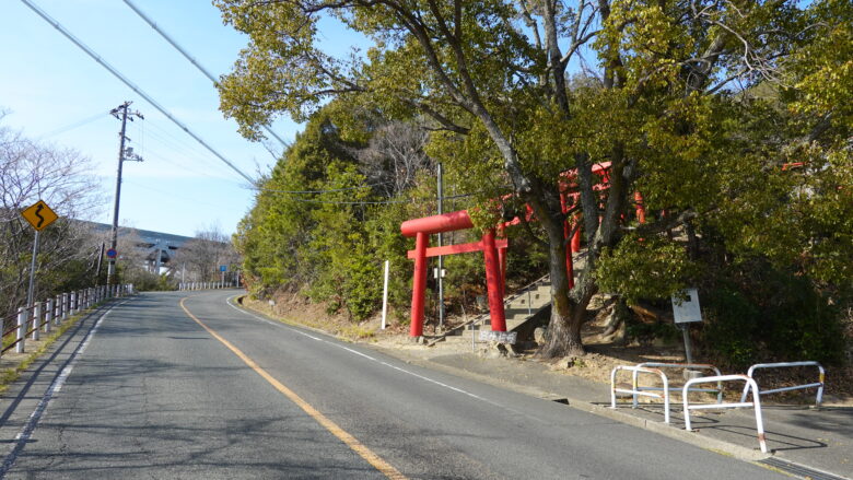 鷲羽山スカイラインに現れる朱塗りの鳥居