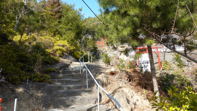 参道には手すりがある