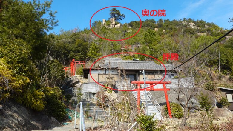 石段を上っていると、拝殿や奥の院が見えてくる
