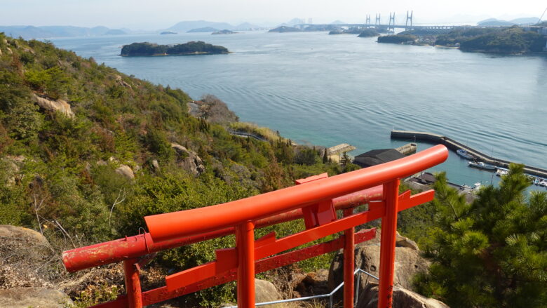 朱塗りの鳥居と瀬戸大橋のコラボ