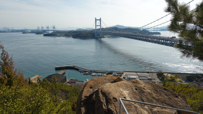架橋から垂直に上へと延びる主塔が連なる姿がいい感じ