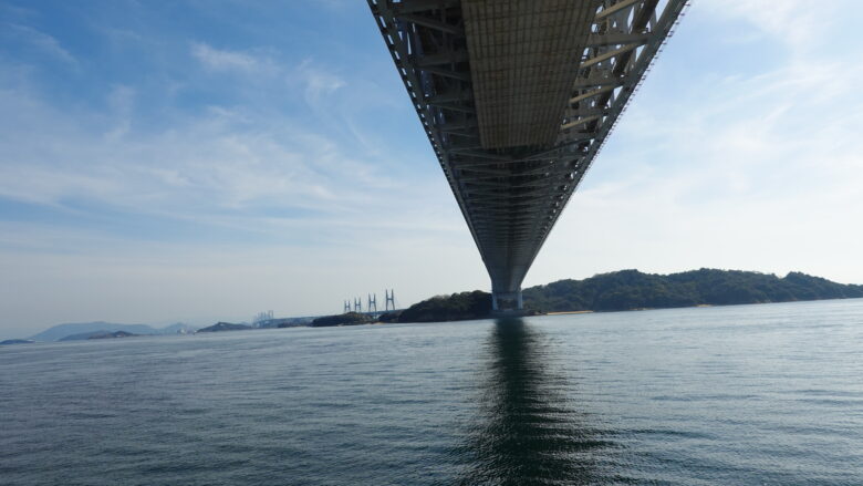 目の前に見える大きな島が櫃石島