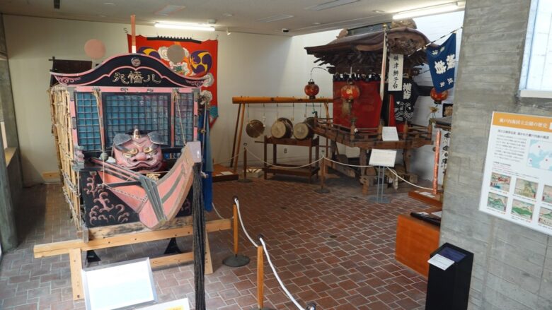 屋島大宮八幡神社のお船（手前）、獅子のダンジリ（奥）