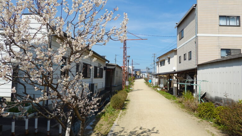 住宅地を突き抜ける