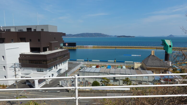 児島競艇場が見える