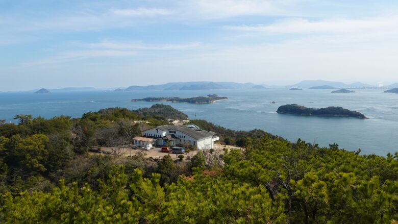手前の建物は鷲羽山ビジターセンター、奥に第二展望台が見える