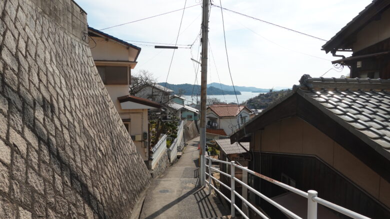 せまい路地裏を歩く