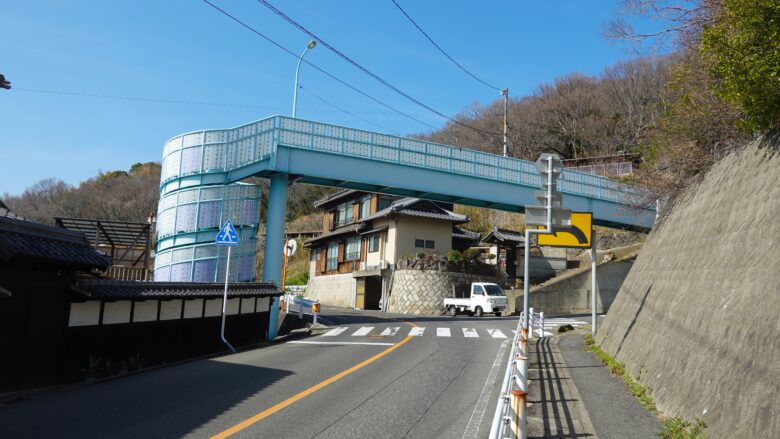 らせん階段の歩道橋