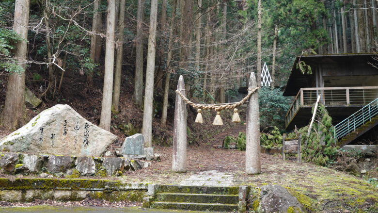 杉神社の鳥居、右手側に見える建物は直会殿