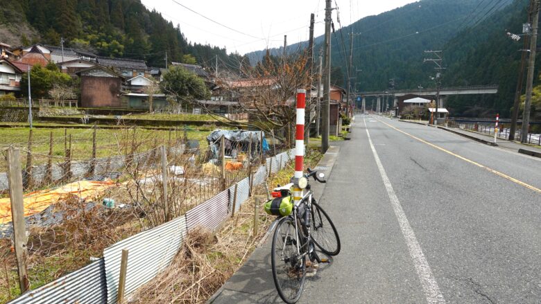 国道373号線を自転車で進む