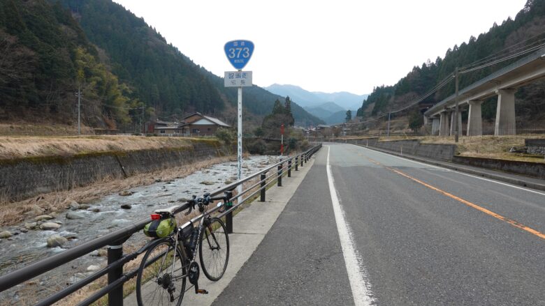 国道373号線を突き進む