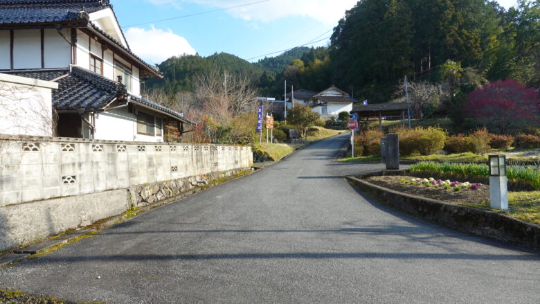 鎌坂道を歩く