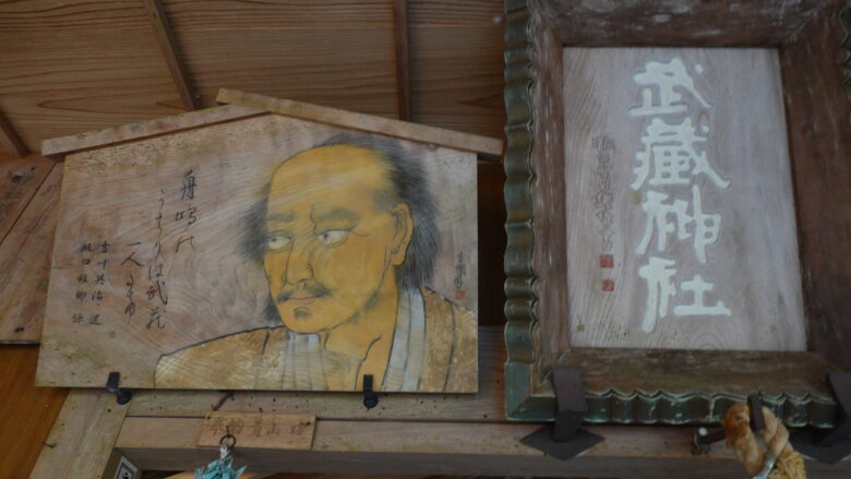 拝殿の壁に掛けられた武蔵の肖像画