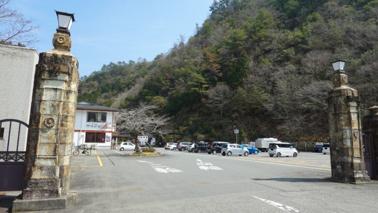 菊の御門が目を引く門柱
